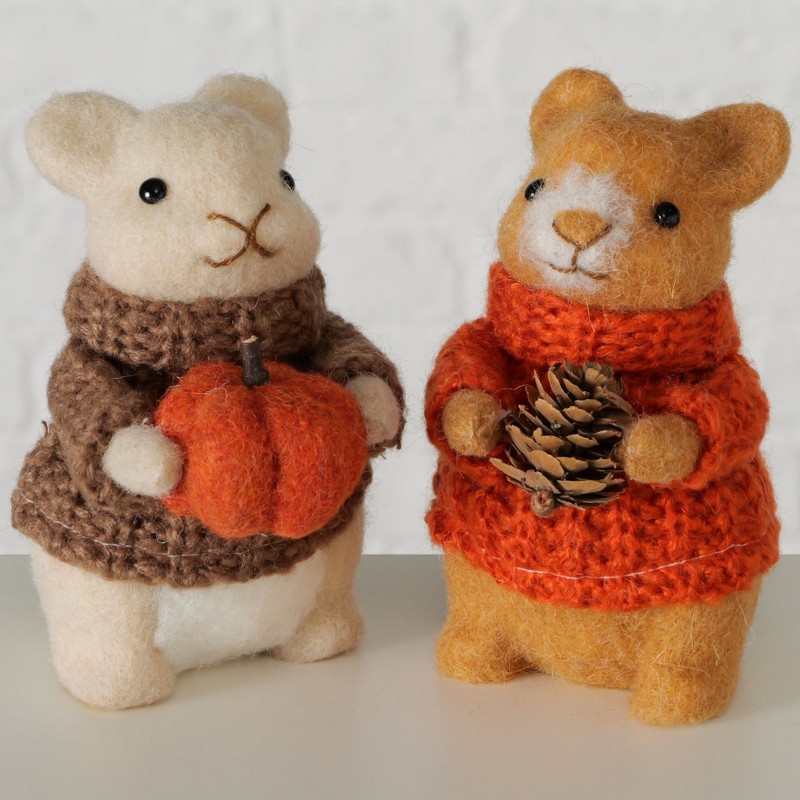Criceto fatto a mano in lana cotta con maglione arancione e pigna, ideale come decoro autunnale